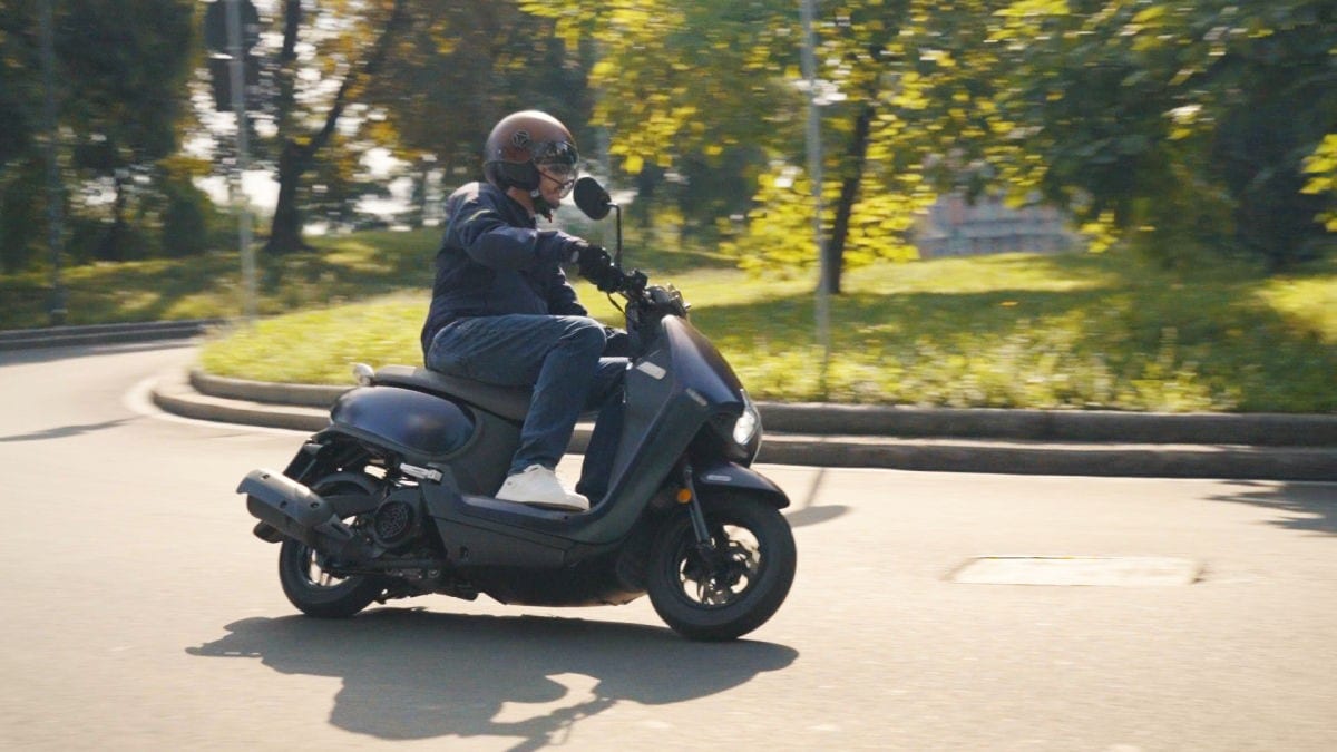 Leggerissimo, pratico e non consuma niente: ecco il SYM Colibrì 125, un nuovo peso piuma per la città